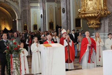 Überdioezesane Firmung Sonntagberg (08h00) Sonntagberg, 07.06.20205 Überdiözesane Firmung in der Basilika Sontagberg . Bei zwei Firmungsmessen in den "geistigen...