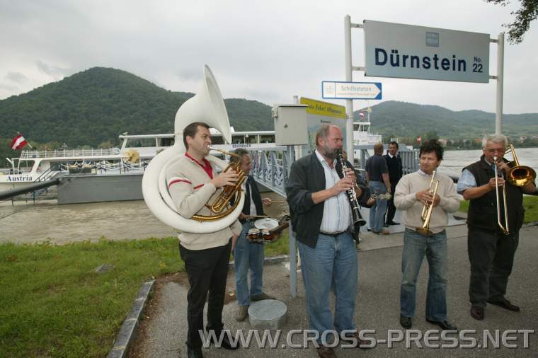 05.08.24_001 Zur Begr��ung gabs f�r die Passagiere 'Schiffsblechmusik'.