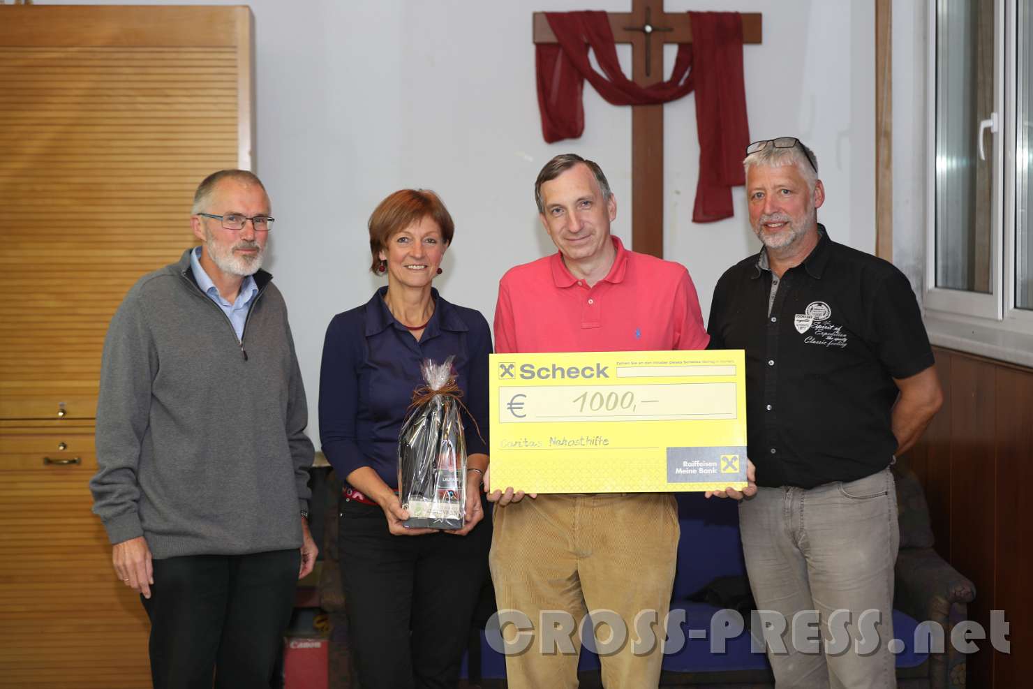 2017.10.17_21.22.20.jpg - Im Namen des Integrationsfonds und der Pfarre Böhlerwerk wurde Stefan Maier ein Scheck aus dem Solidaritätsfond in der Höhe von 1.000 € überreicht.   V.l.n.r.: Eduard Beer (PGR), Anna Hochpöchler ("Welt Laden"), Stefan Maier (Leiter Caritas-Auslandshilfe Salzburg) und Christian Köstler (Pfarrcaritas Mostviertel).