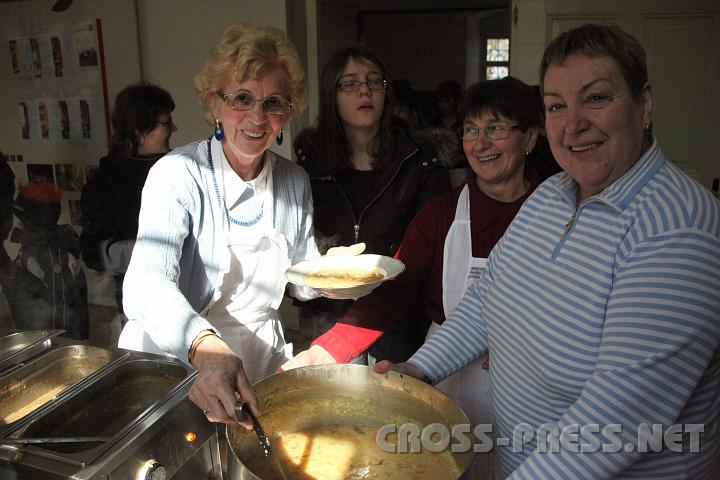 2009.03.08_11.09.35.jpg - Die Fastensuppen-Aktion f�rdert Projekte, die Frauen zur Selbstst�ndigkeit und Absicherung ihres Lebens verhelfen.
