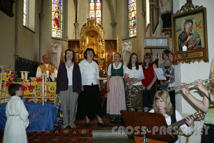 2008.06.01_09.59.28.JPG - LeHi und 4b singen gemeinsam "Ein bi�chen Frieden, ein bi�chen Freude, ...".   Helga Birkner und Susanne Perndl (v.l.n.r.) sind "LeHis" sch�nste Stimmen.