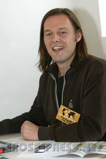 2008.10.24_14.42.51.JPG - Mag. Rudolf Grandits von der "Sozial�kologischen Arbeits- und Wirtschaftsgemeinschaft" hat den "Mostviertler", eine energiegedeckte Regionalw�hrung, ausgearbeitet.