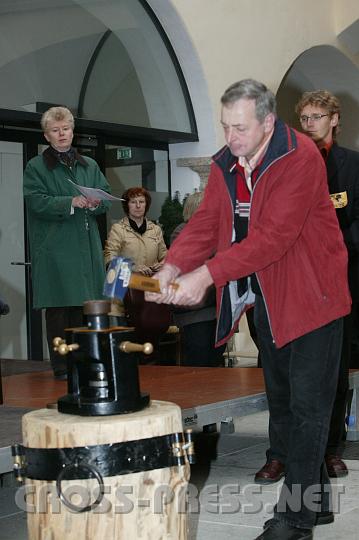 2008.10.25_16.17.32.JPG - Am Haller M�nzstock wird zuerst die Stundenm�nze f�r Frau Strasser gepr�gt.