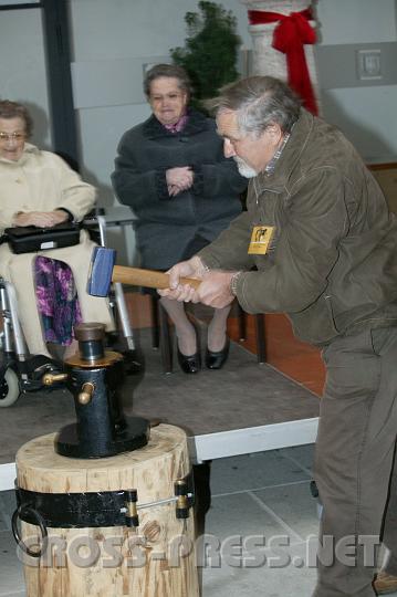 2008.10.25_16.18.20.JPG - Herr H�fler, von Beruf Schmied, pr�gt die M�nze f�r Frau Maria Sator.