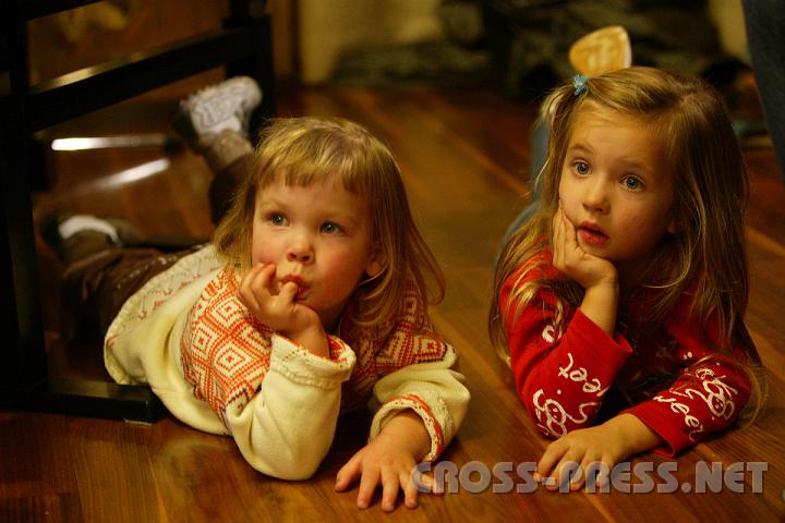 2008.10.25_20.18.14.JPG - Melanie und Noemi - zwei sehr interessierte Zuh�rerinnen!