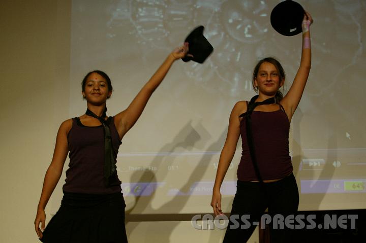 2008.10.25_21.48.35_01.JPG - Stefanie Maurer und ihre Freundin Feli, Tochter von Branko Pinto d'Oliviero.