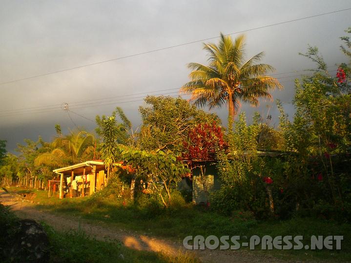 3-09 Haus in der Abendsonne.JPG - Ein Haus in Longo Mai.