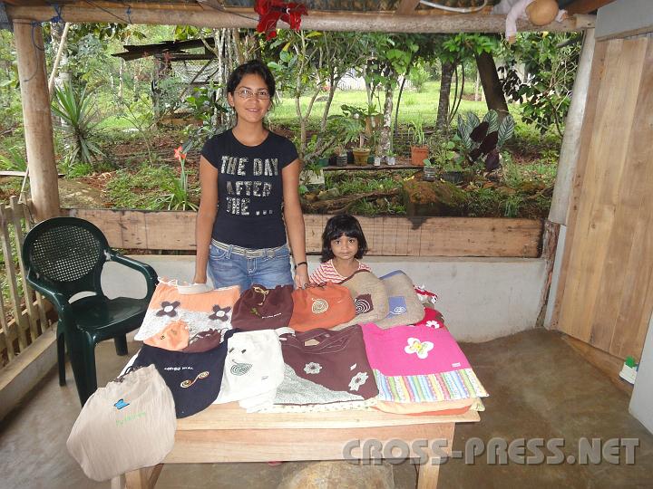 3-29.JPG - Handgefertigte Taschen werden den Touristen angeboten.