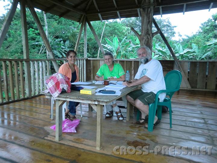 3-31 (Schwarz).JPG - Spanisch-Unterricht für Touristen als Einnahmequelle in Longo Mai.  Das Leben spielt sich da immer auf der Verandas, Häuser sind nur zum schlafen.