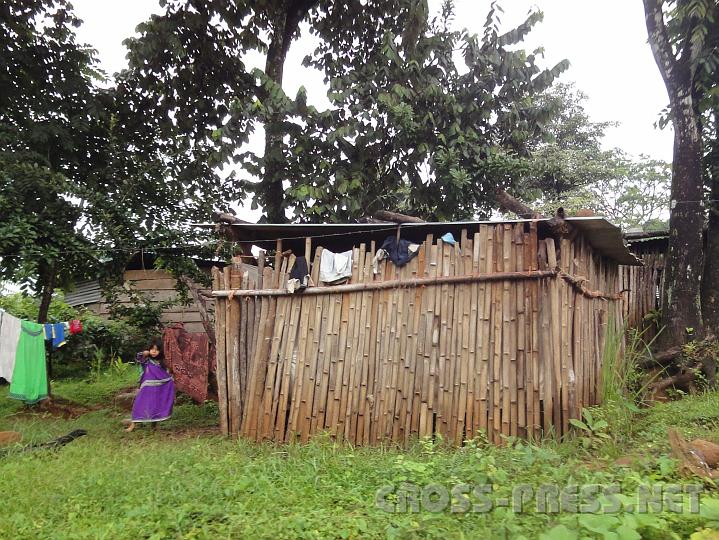 5-96.JPG - "Haus" aus Bambusrohren.