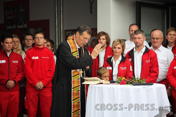 2012.09.29_15.29.07.jpg - Abt Berthold spricht das Segensgebet.