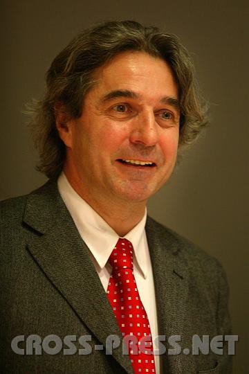 2008-02-18_16.26.40.JPG - Erwin Buchinger wurde als drittes von sieben Kindern 1955 in Mauthausen (O�) geboren. Nach der Matura im Bundesrealgymnasium in Rohrbach 1973 und dem Studium der Rechtswissenschaften und der Volkswirtschaft an der Johannes-Kepler-Universit�t in Linz promovierte Buchinger 1981 zum Doktor der Rechtswissenschaften. Bis 1991 arbeitete er zehn Jahre als Jurist beim Landesarbeitsamt Ober�sterreich. Danach wurde er zum Leiter des Landesarbeitsamtes Salzburg berufen.