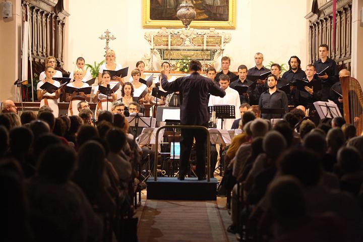 2009.08.20_21.12.41.jpg - Cantus Ensamble "Ivan Filipovic" izvode "Plac osorski" od Berislava �ipu�a u osorskoj Katerdrali pod vodstvom Gorana Jerkovica i Berislava �ipu�a sa solistima Monika Cerovcec (sopran, andeo), Martina Gojceta Silic (mezzosopran, Gospa), Domagoj Dorotic (tenor, Isus), Goran Juric (bas, Ivan).