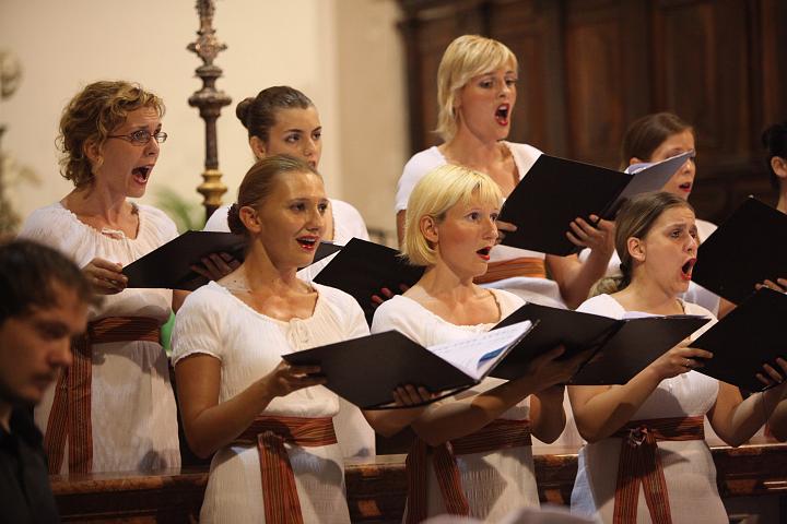 2009.08.20_21.14.34.jpg - Cantus Ensamble "Ivan Filipovic" izvode "Plac osorski" od Berislava �ipu�a u osorskoj Katerdrali pod vodstvom Gorana Jerkovica i Berislava �ipu�a sa solistima Monika Cerovcec (sopran, andeo), Martina Gojceta Silic (mezzosopran, Gospa), Domagoj Dorotic (tenor, Isus), Goran Juric (bas, Ivan).
