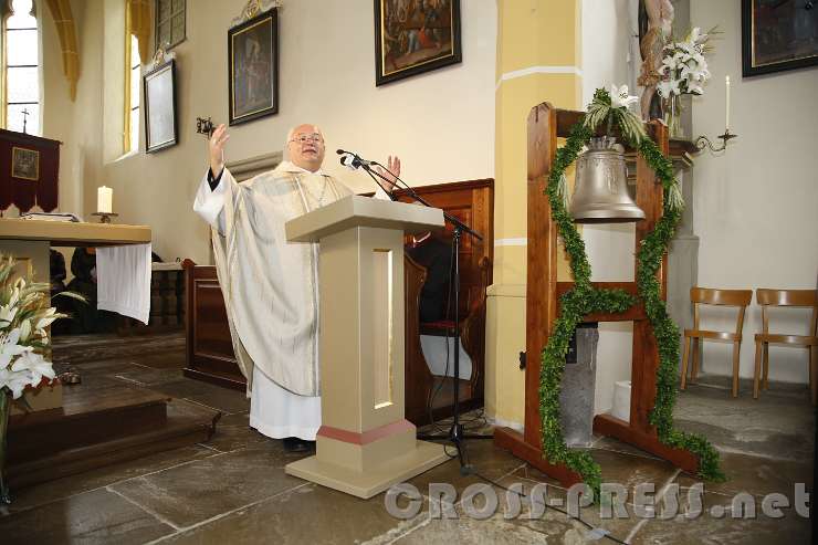 2016.06.26_09.17.41.JPG - "Glockenweihe in dem Bewusstsein, dass sie die Stimme des Herrn sind. Ihr Klang ruft zur Entscheidung - sie läuten nur, weil sie sich bewegen: Christ lass auch du dich bewegen. Geh hin, trag bei - und du wirst Freude erleben!"