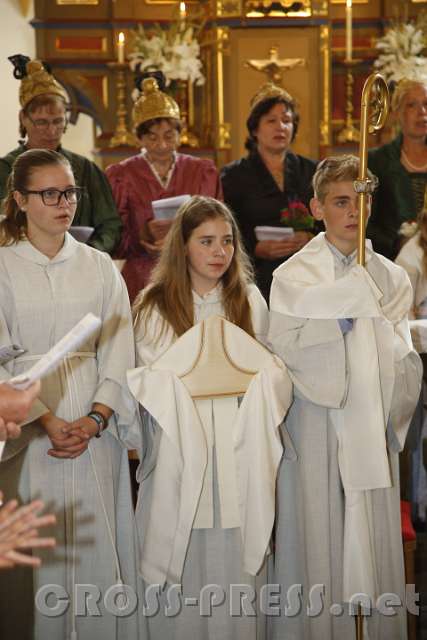 2016.06.26_09.40.53.JPG - Ministranten und Goldhauben-Frauen