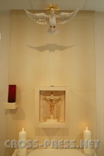 2008.09.06_12.25.15.JPG - Liebevoll, mit viel handwerklichem Einsatz und den Spenden der H�rer wurde die kleine Studiokapelle eingerichtet.  �ber dem drehbaren, dreifachen Tabernakel schwebt die Heiliggeisttaube aus dem Gr�dnertal.