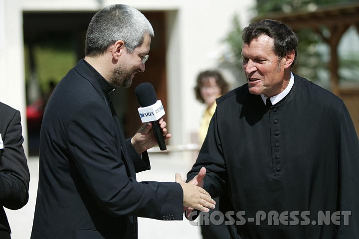 2008.09.06_12.35.27.JPG - Der Programmdirektor von Radio Maria Austria, P.Andreas Sch�tzle, bedankt sich live in der Sendung bei Abt Berthold Heigl von Stift Seitenstetten f�r sein Kommen.