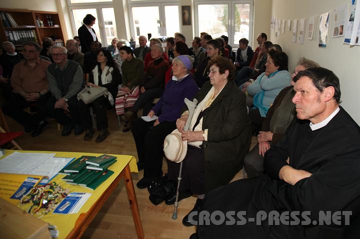 2010.02.20_15.43.12.jpg - Auch Abt Berthold folgt mit Interesse der Pr�sentation von Christoph Weiss und Christa Neugebauer.