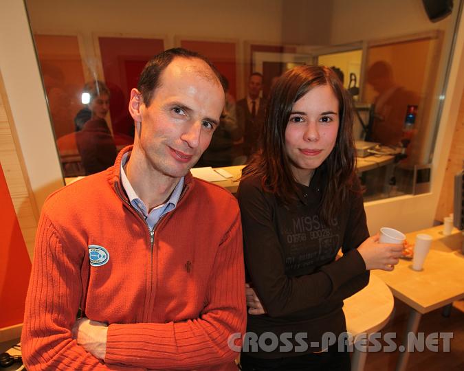 2010.02.20_16.23.00.jpg - Vater und Tochter informieren und st�rken sich...