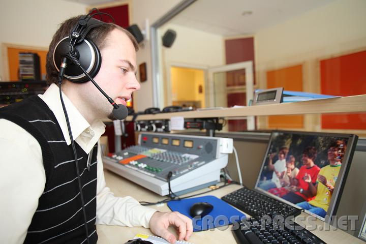2010.02.20_14.47.53.jpg - W�hrend die hl.Messe via "�ther" und Heiligen Geist den H�rern nach Hause �bertragen wird, �berwacht Studioleiter Christoph Weiss pers�nlich die Technik.