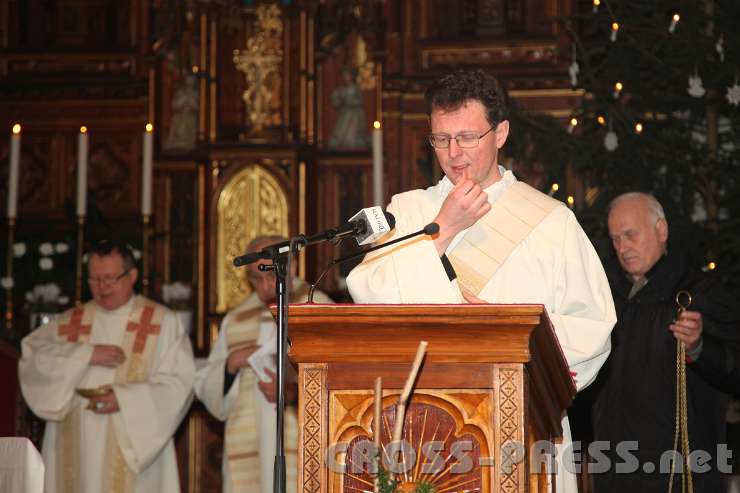 2014.01.07_17.55.18.jpg - Diakon P.Dominik Riegler liest das Evangelium.