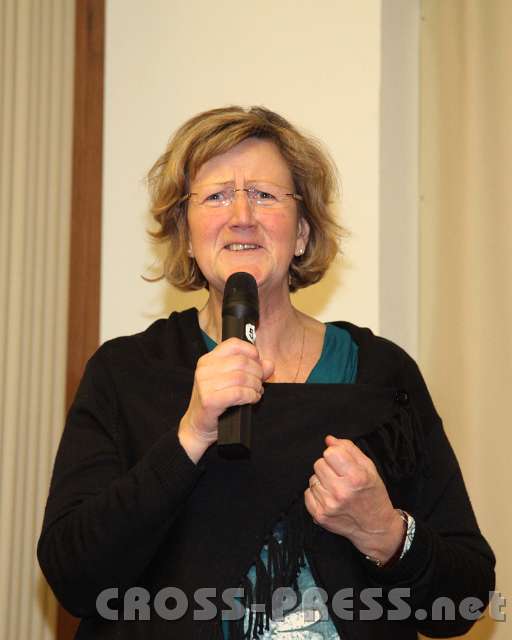 2014.01.07_21.08.28.jpg - Elfi Urban gab Zeugnis von ihrer Arbeit für's Radio und bat, im Neuen Jahr besonders für verfolgte Christen zu beten.