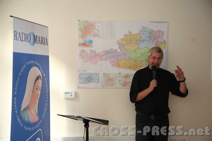 2014.06.18_18.38.44.jpg - Programmdirektor Andreas Schätzle präsentiert die Entstehungsgeschichte von Radio Maria.