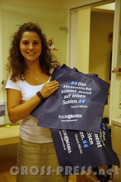 2015.08.25_20.40.42.JPG - Neue Tragetaschen mit einem "Wortsamen"- Spruch, präsentiert von Birgit Urban.