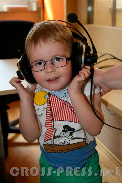 2017.03.25_12.39.41_c.jpg - Wow - noch so klein und schon im Gästestudio mit Riesenkopfhörern!