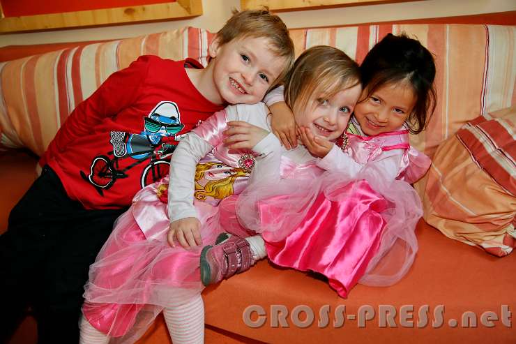 2017.03.25_12.43.33.jpg - Timo, Marie und Emma auf dem gemütlichen Sofa im Gästestudio.
