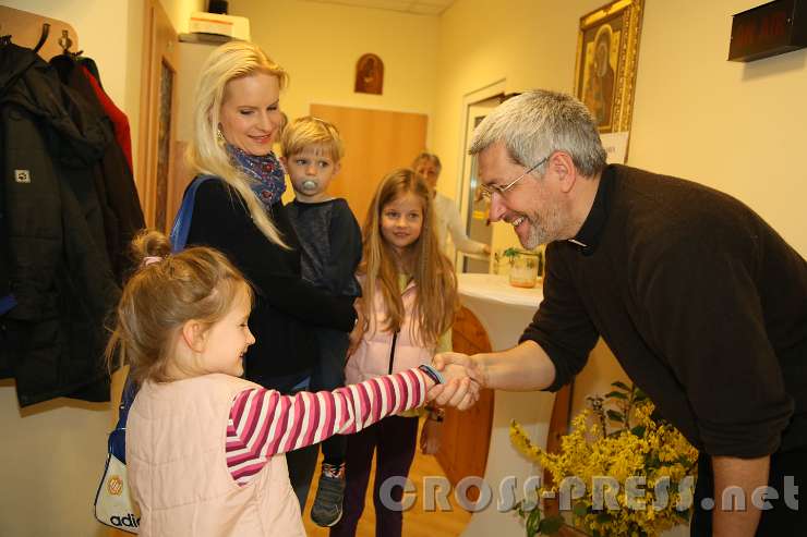2017.03.25_14.09.48_01.jpg - Magdalena kommt mit ihrer Mama und den Geschwistern zum ersten Mal ins Amstettner Studio.