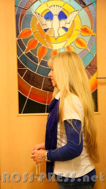 2017.03.25_18.56.27_c.jpg - Aurelia beim Rosenkranz-Gebet an der offenen Tür der Studiokapelle.