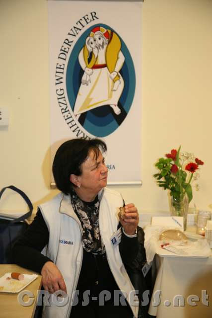 2017.03.25_19.25.16.jpg - Bei der Agape im Raum des Hörerservices.