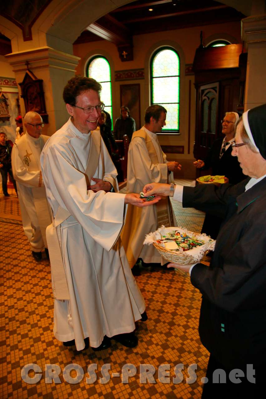 2017.10.08_15.28.31.jpg - Alle Gottesdienstbesucher bekamen einen Apfel oder eine Birne aus Keramik, mit einem Tischgebet, die eine Schwester hergestellt hat.