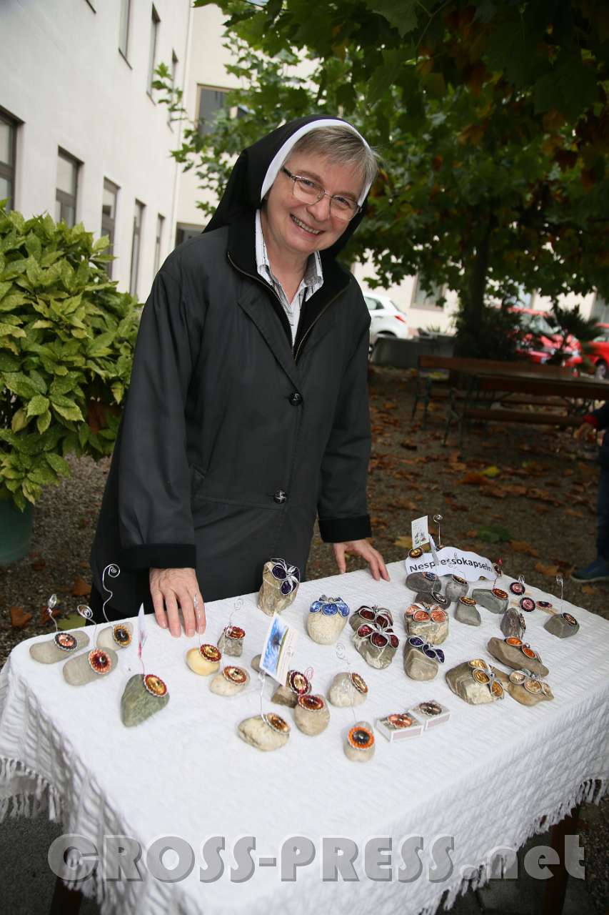 2017.10.08_16.00.12.jpg - Mini-Kunstflohmarkt von Sr. Irene.