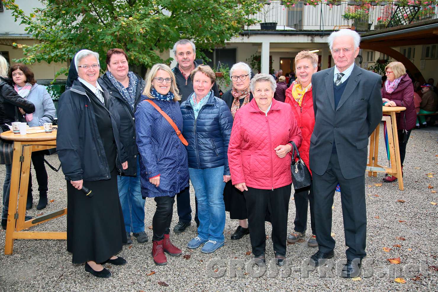 2017.10.08_16.05.43_01.jpg - Oberin Sr. Franziska mit Besuchern.