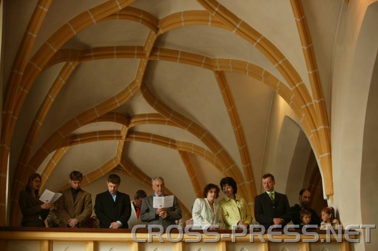 06.05.06_011 Besucher Chor. Nicht im Bild Chor der Kath. Jugend der die hl. Messe gestaltet hat.