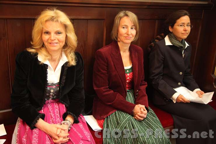 2014.05.10_09.55.10.jpg - Susanne Decker, Margit Steinauer und Elfriede Redl bereiteten die Firmlinge zusammen mit PfarrsekretÃ¤rin Rosemarie Spindelberger auf das Sakrament vor.