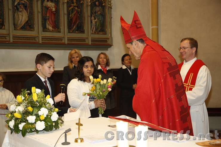 2016.04.09_10.46.43.JPG - Kinder gratulieren den Altabt Berhold zum Geburtstag.