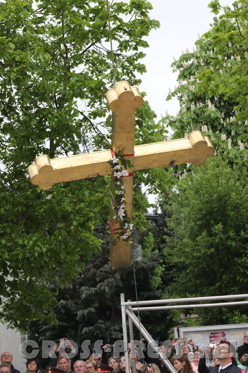 2017.05.07_11.09.09.jpg - Das schön geschmückte Turmkreuz wird von Mitgliedern der Freiwilligen Feuerwehr auf die Turmspitze hinaufgezogen.