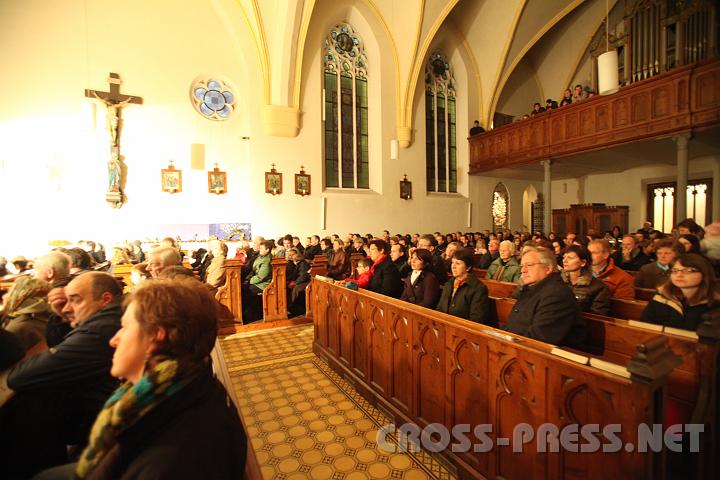 2009.11.28_20.07.29.jpg - Das "Ertler Adventsingen" geh�rt einfach dazu: die Pfarrkirche war vollbesetzt, die Stimmung erwartungsvoll-besinnlich.