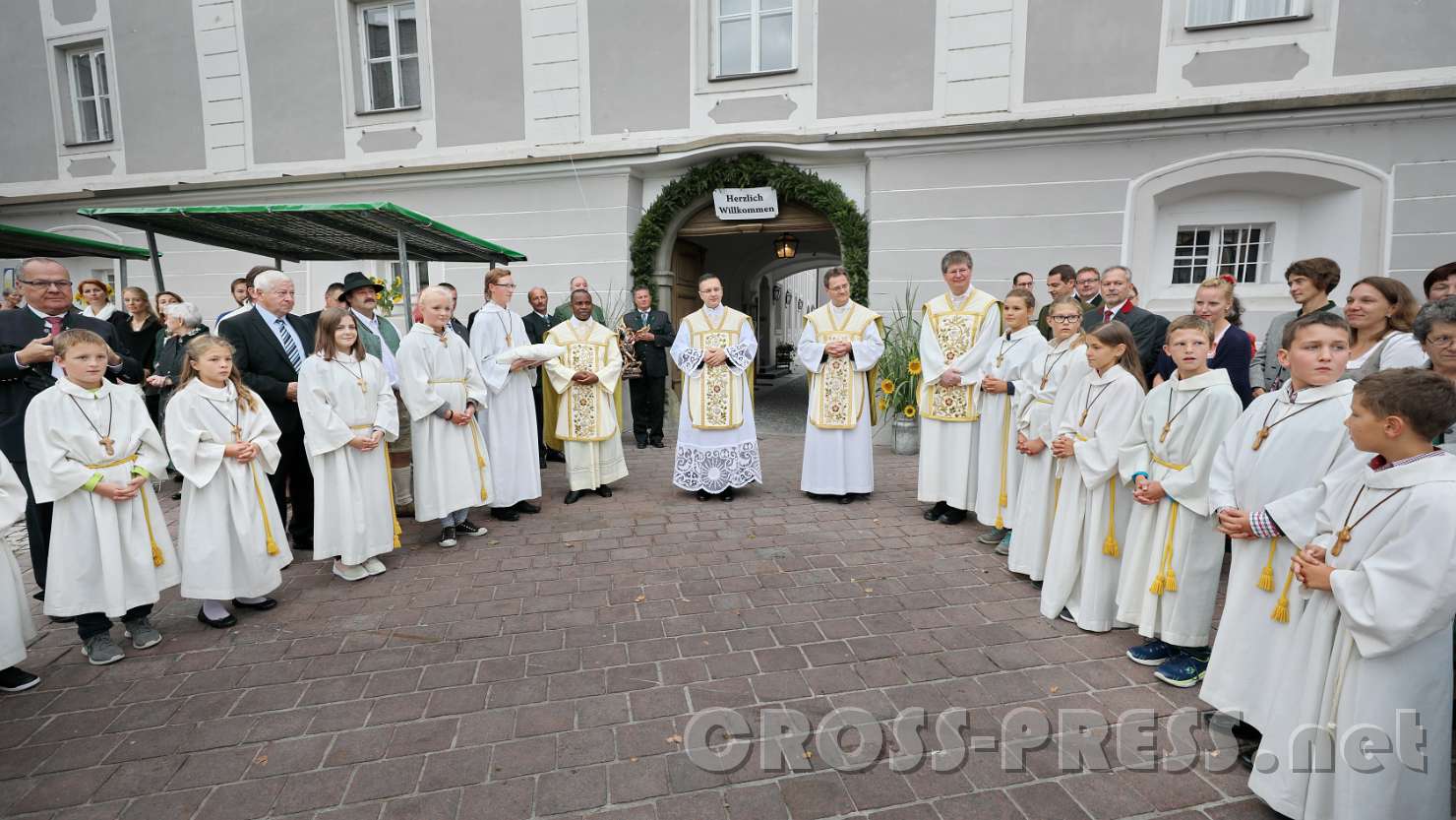 2017.09.10_15.00.13.jpg - Nikolaus Vidović wird am Stadtplatz als Pfarrer von Bürgermeister, PGR und Vereinen willkommen geheißen.