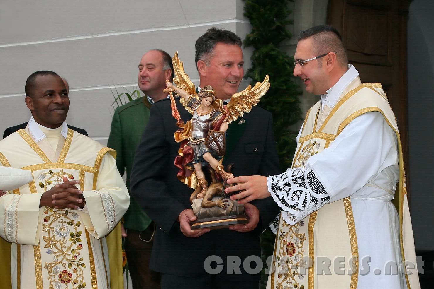 2017.09.10_15.03.51_d1.jpg - Überreichung der Statue des Erzengels Michael, des Kirchenpatrons der Pfarre, als Geschenk vom PKR u. PGR.
