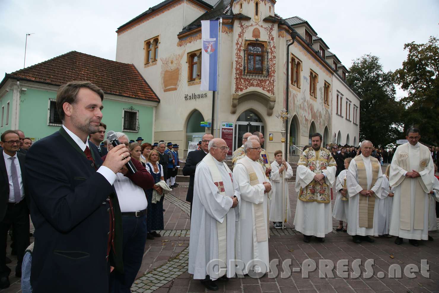 2017.09.10_15.04.33.jpg - Bürgermeister Lukas Michlmayr begrüßt Pfarrer Nikolaus Vidović als neuen Pfarrer.