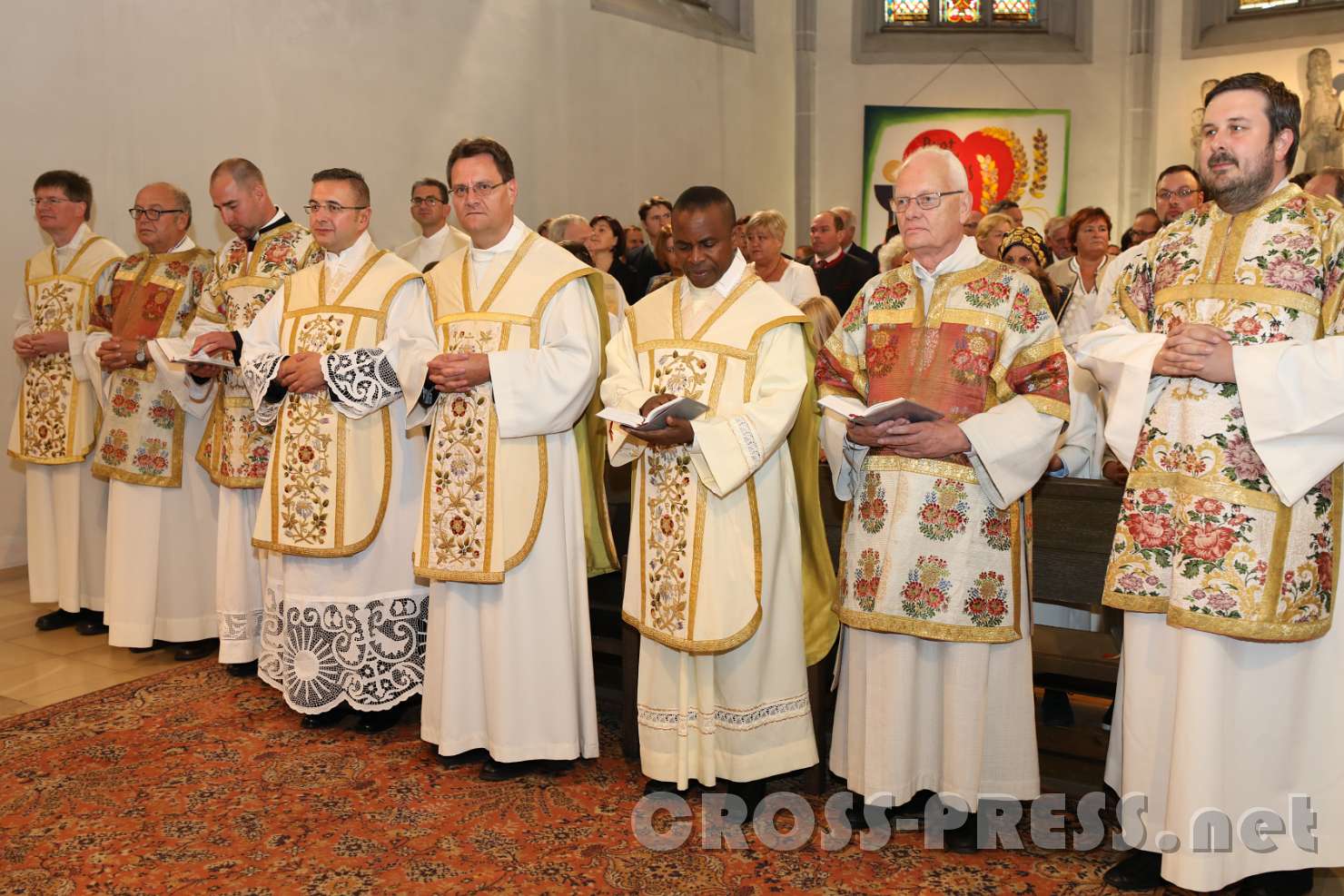 2017.09.10_15.13.56.jpg - Die mit Pfarrer Nikolaus Vidovic zelebrierenden Geistlichen: Bischofsvikar Kan. Dr. Gerhard Reitzinger, Diakon Josef Muhr, Diakon Christoph Hofstätter, Dechant MMag.P.Jacobus Tisch, Kaplan Marius Oluigbo, Diakon Gerold Schlinkert und Diakon Manuel Sattelberger.