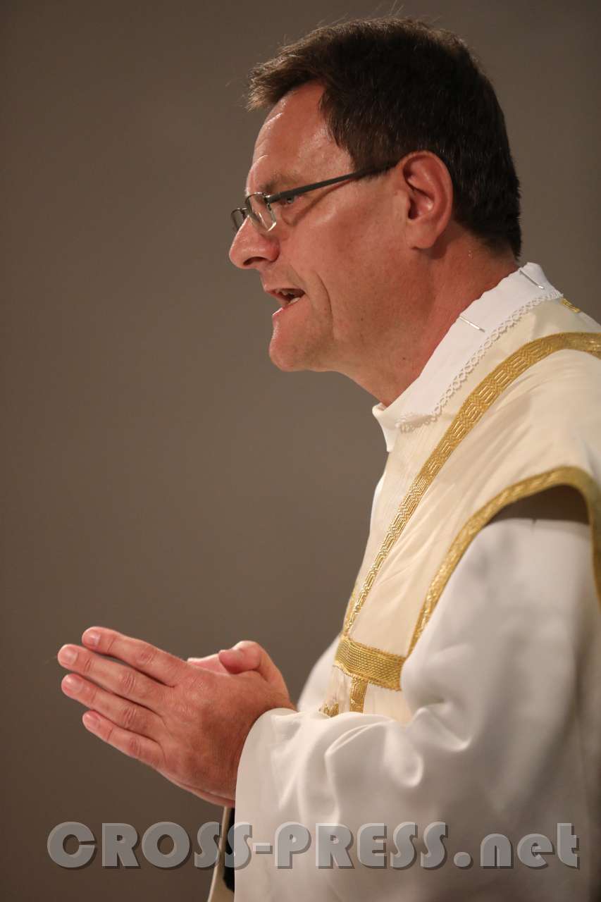 2017.09.10_15.18.33.jpg - Hauptzelebrant Dechant P.Jacobus Tisch.