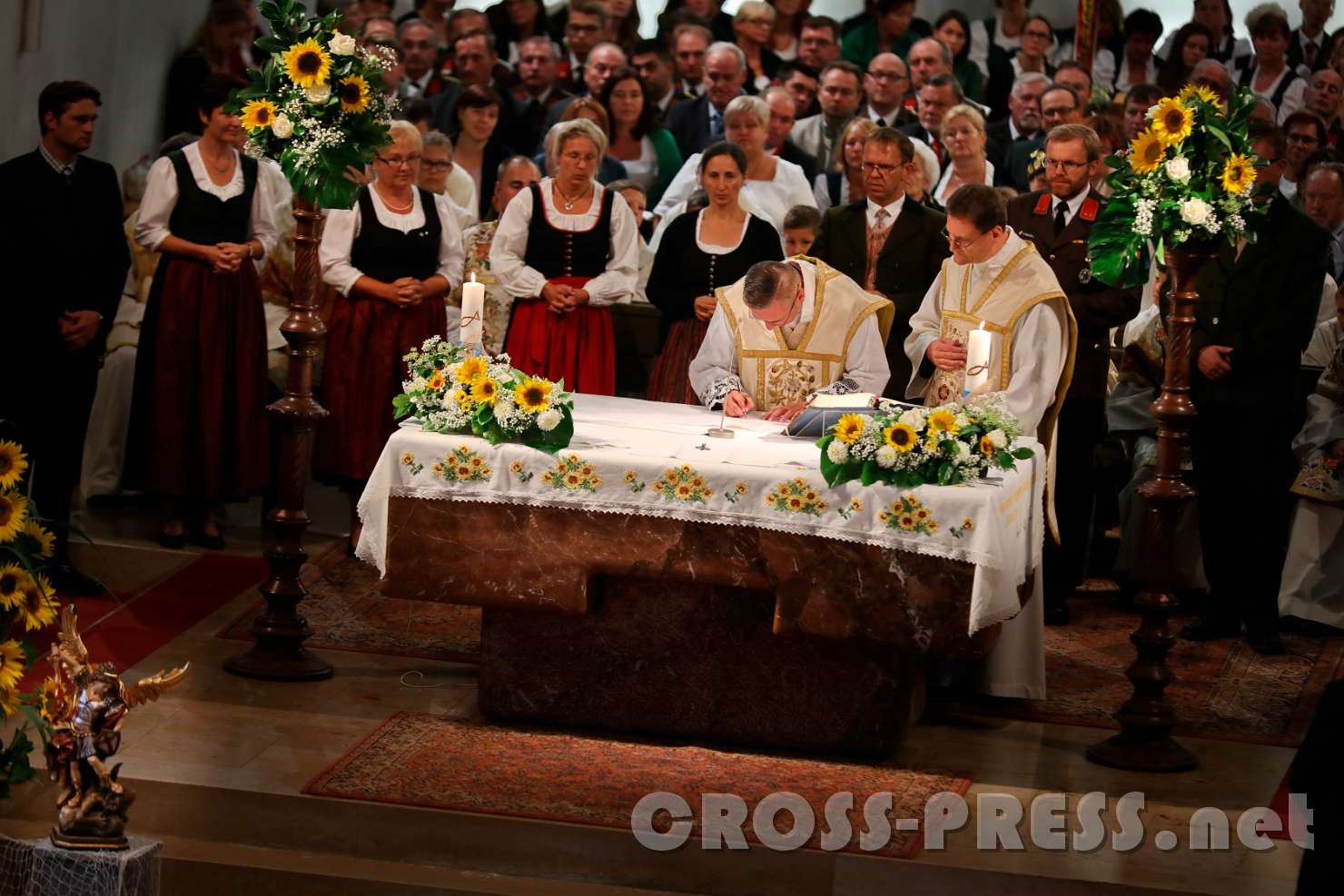 2017.09.10_16.10.36.jpg - Unterschreiben des bischöflichen Dekrets.