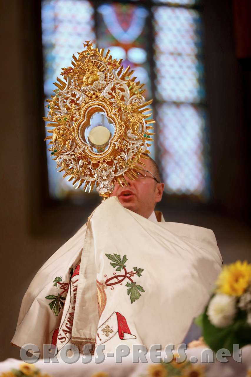 2017.09.10_17.31.22.jpg - Pfarrer Vidović erteilt den eucharistischen Segen.