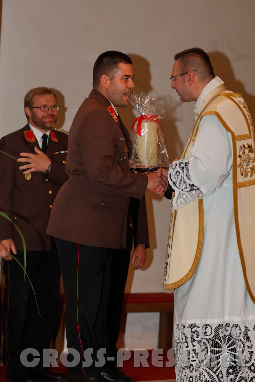 2017.09.10_17.37.28_b.jpg - Von der Freiwilligen Feuerwehr Haag bekam Pfarrer Nikolaus eine Kerze.